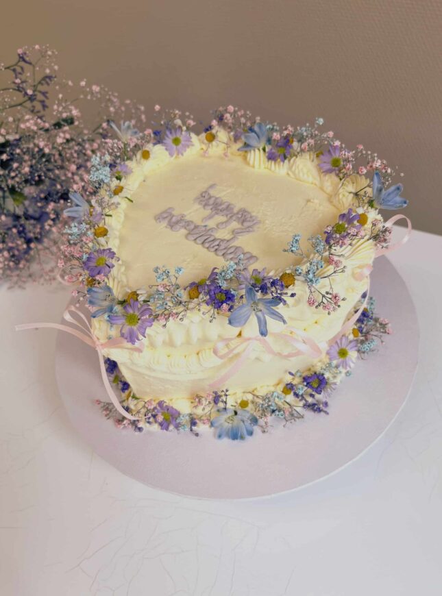 Bloemen-vintage-verjaardagstaart-scaled vintage-taart-blauw-bloemen