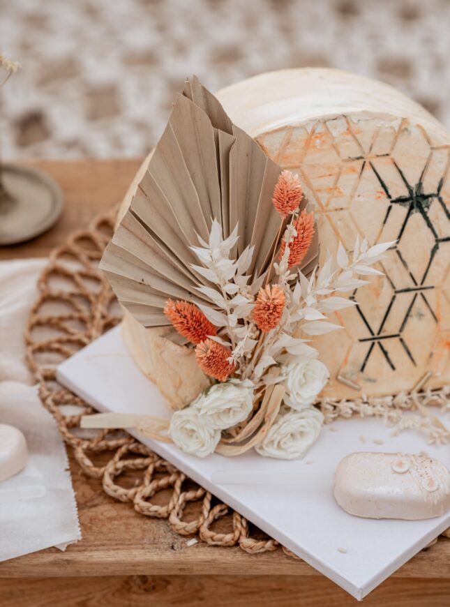 Boho-style-drooge-blomen-taart-cakesicles-scaled taart-boho-cakesicles