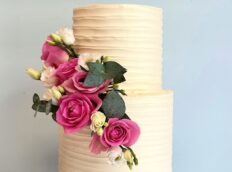 2-laag-streepjes-taart-bloemen