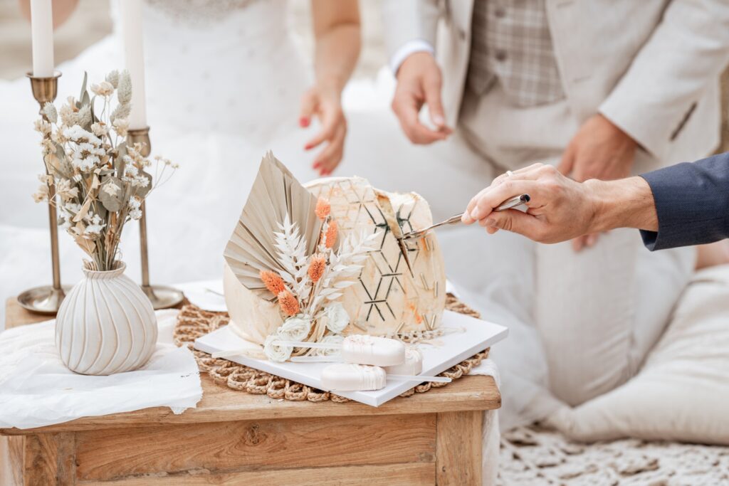 Bruidstaart-samen-snijden-beige-boho-taart