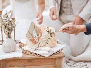Bruidstaart-samen-snijden-beige-boho-taart