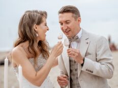 bruidspaar-samen-cakjes-eten