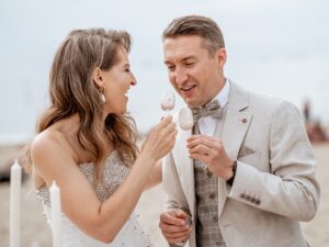 bruidspaar-samen-cakjes-eten