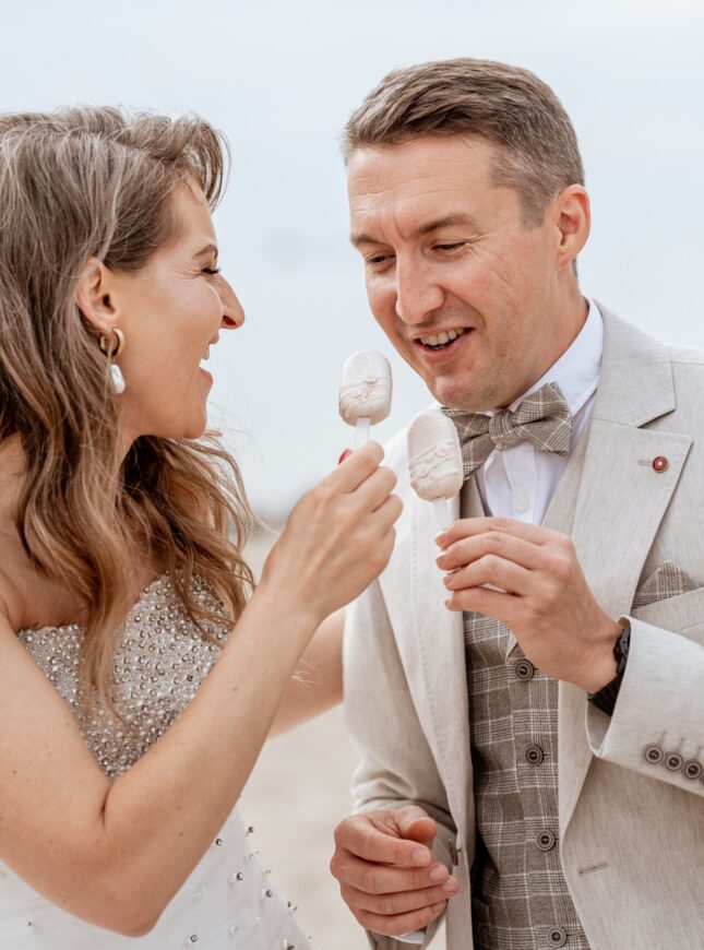 Cakesicles-bruiloft-boho-nude-style bruidspaar-samen-cakjes-eten