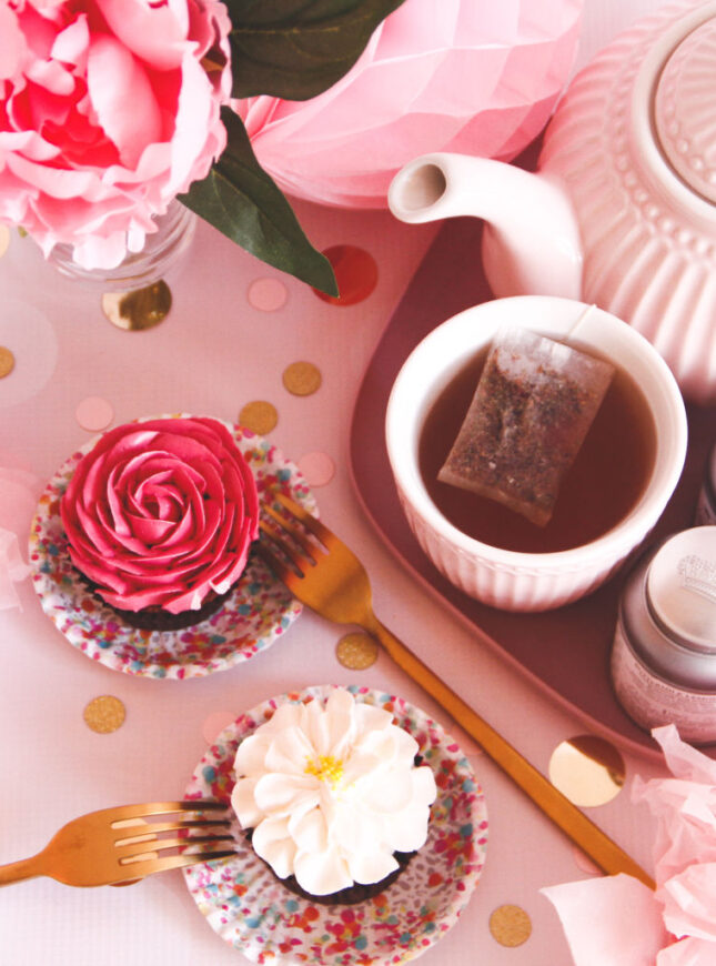 Cupcakes-high-tea-pink cupcakes-bloemen-rood-wit-high-tea