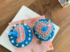 thuis-cupcakes-maken-doos-blauw-met-roze-cupcakes-kaars