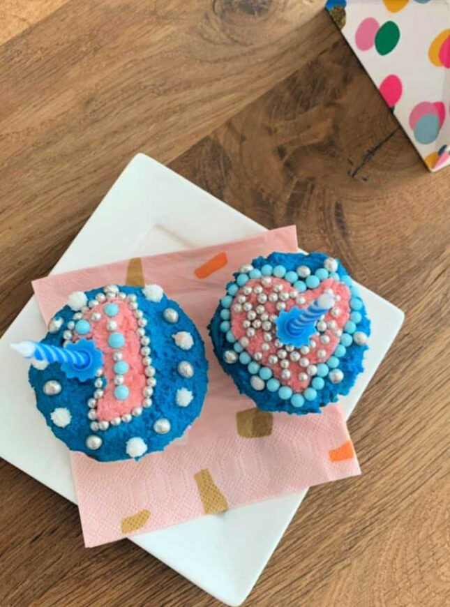 DIYcupcakebox thuis-cupcakes-maken-doos-blauw-met-roze-cupcakes-kaars