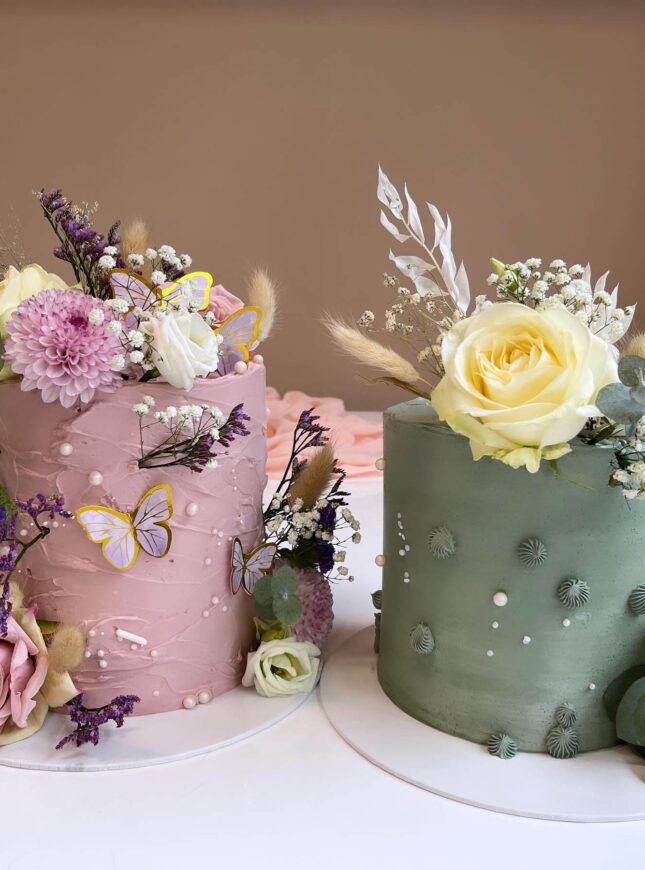 Duo-mosgroen-paars-bloemen-taart taart-mosgroen-paars-bloemen-droogblomen-taart