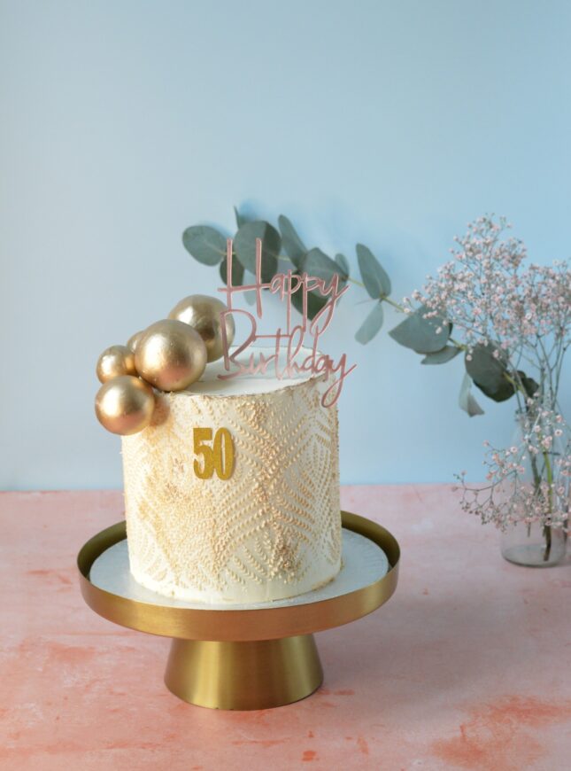 Goud-bolletjes-50-verjaardagstaart-scaled goud-50-verjaardagstaart