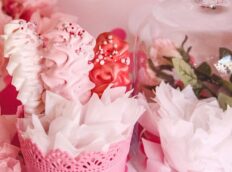 meringue-roze-wit-knalroze-op-een-stokje