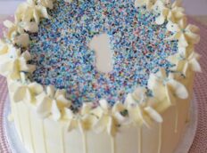 {:nl}1ste-verjaardag-jongens-taart-blauw-spikkels{:}{:en}1st-birthday-baby-boy-cake-blue{:}