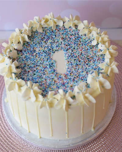 {:nl}1ste-verjaardag-jongens-taart-blauw-spikkels{:}{:en}1st-birthday-baby-boy-cake-blue{:}