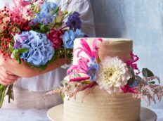 witte taart met bloemen en bloemen boeket