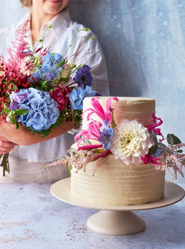 Kamile-Kave-Perfect-Pastry-Wedding-cake-and-flowers witte taart met bloemen en bloemen boeket