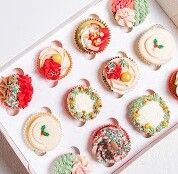 Kerst-cupcakes-12-doos-standard-rood-groen-wit-e1695894819791 kerst-cupcakes-grote-assortiment-doos