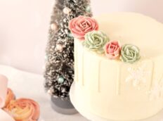 witte-kerst-drip-taart-met-roze-en-mint-groen-bloemen