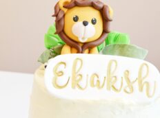 Jungle-thema-taart-met-leeuw-en-naamplaatje