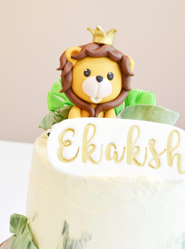 Lion-taart-goud-scaled Jungle-thema-taart-met-leeuw-en-naamplaatje