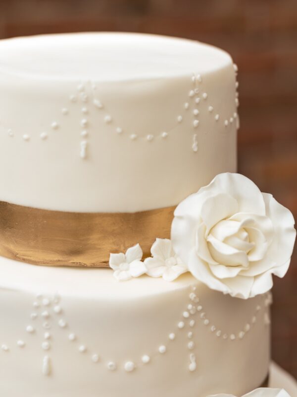 bruidstaart-goud-witte-roos