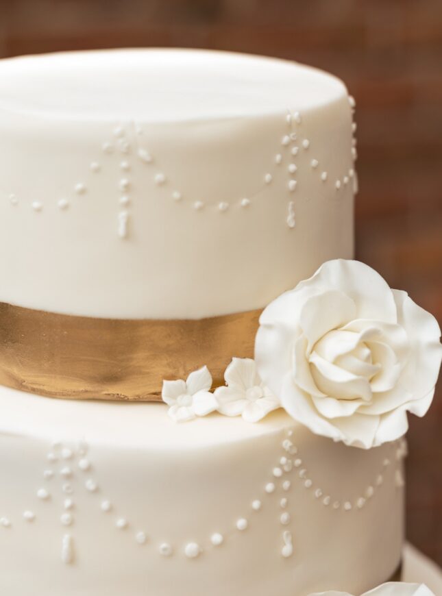 bruidstaart-goud-witte-roos