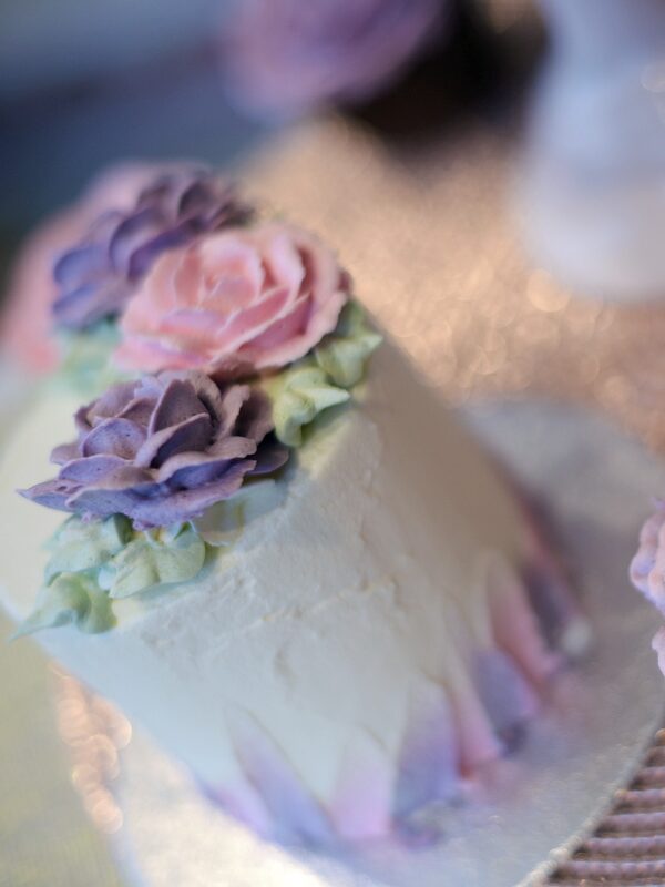 mini-cakes-met-roze-en-paars-bloemen