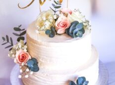 Bruidstaart-met-bloemen-eucalyptus