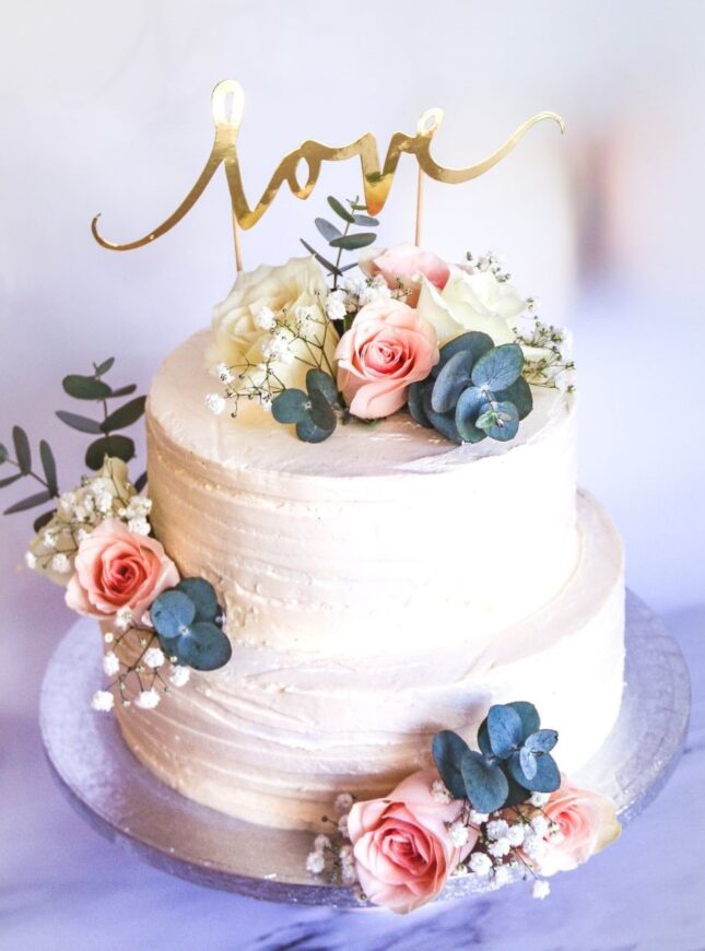 Mooi-streepjes-bruidstaart-romantic Bruidstaart-met-bloemen-eucalyptus