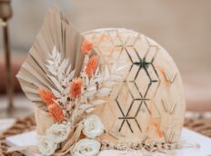 mooie-nude-kleur-met-relief-palmblad-droogblomen-taart