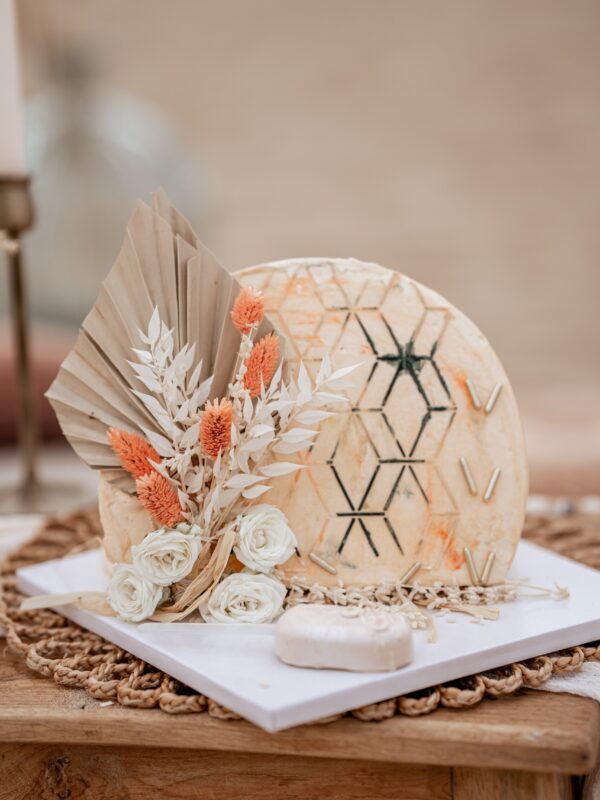 mooie-nude-kleur-met-relief-palmblad-droogblomen-taart