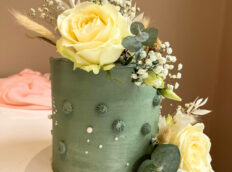 mos-groen-bloemen-droge-bloemen-wit-roos-verjaaardags-taart