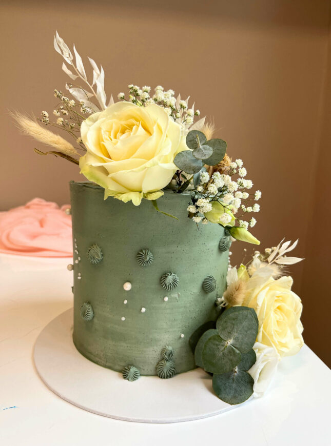 Mosgroen-bloemen-verjaardagstaart-scaled mos-groen-bloemen-droge-bloemen-wit-roos-verjaaardags-taart