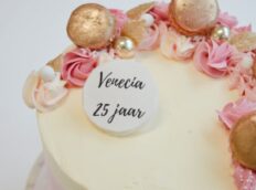 ombre-roze-naam-macarons-botercreme-taart