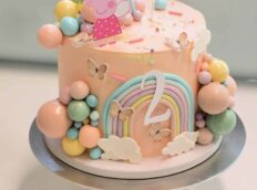 peppa-pig-pastel-taart-met verschillende -bolletjes-en rainbow