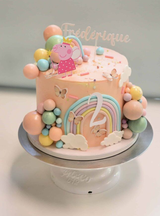 Peppa-pig-verjaardagstaart-1-scaled peppa-pig-pastel-taart-met verschillende -bolletjes-en rainbow