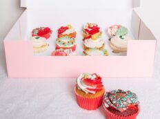 rood-kerst-cupcakes-roze-doos