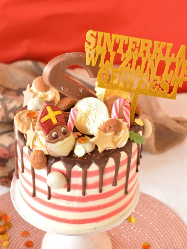 sinterklaas-taart-veel-snoepjes-grote-letter-s-rood-wit-taart