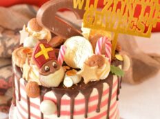 sinterklaas-taart-rood-strepjes-drip-chocolade-letterse