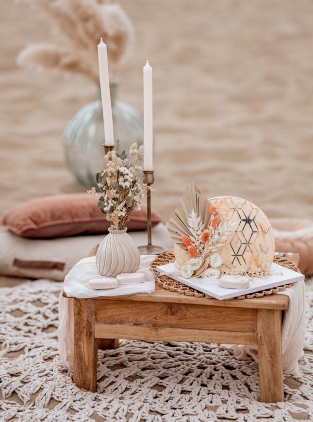 Styled-Shooting-Sonnenuntergang-30.07.2022-www.manawanani-fotografie.de-119-scaled droog-blomen-taart-op-het-strand