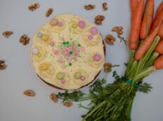 Wortel-taart-Pasen-eieren-roze-geel
