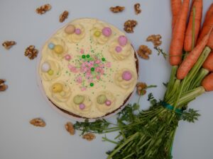 Wortel-taart-Pasen-eieren-roze-geel