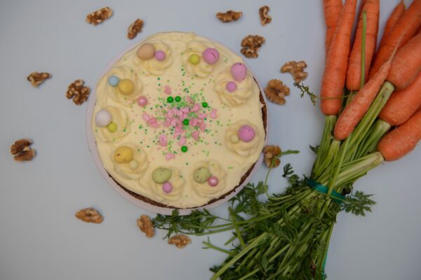 Wortel-taart-Pasen-eieren-roze-geel