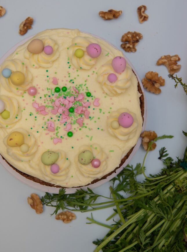 All rights reserved Wortel-taart-Pasen-eieren-roze-geel