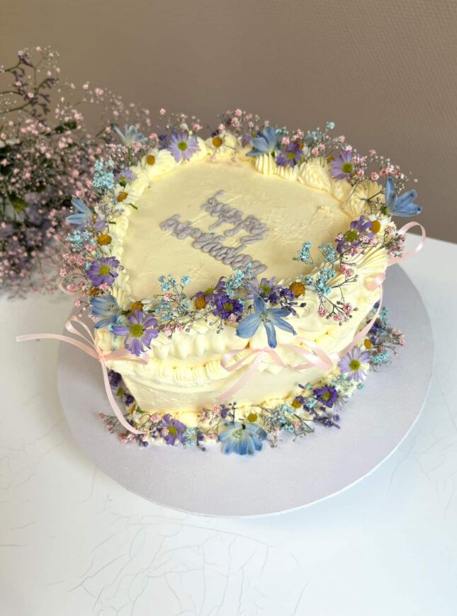 WhatsApp-Image-2024-05-03-at-01.35.19 Lambeth-stijl-bloemen-taart