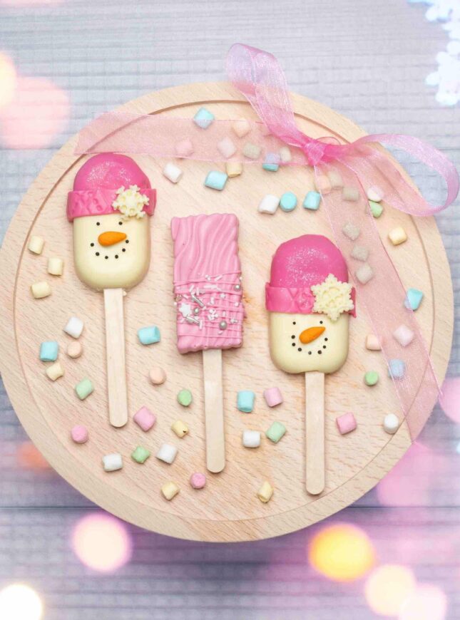 Winter-lolly-cakes-roze-scaled kerst-roze-cakesicles