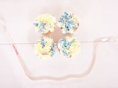 {:nl}blauw-en-witte-botercreme-cupcakes-met-blauw-decoraties-baby-shower-jongen{:}{:en}blue-whitte-babyshower-boy-cupcakes{:}