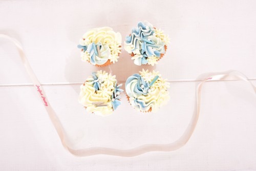 baby-shower-party-cucpakes-e1584863253681 {:nl}blauw-en-witte-botercreme-cupcakes-met-blauw-decoraties-baby-shower-jongen{:}{:en}blue-whitte-babyshower-boy-cupcakes{:}