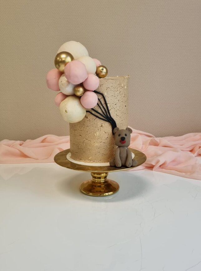 ballonnen-taart-beertje-brown- ballonnen-taart-roze-beige-beertje-bruin-Perfect-Pastry