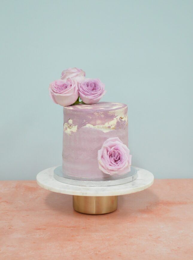 bloem-paars-plantbased-taart-scaled marble-paar-bloemen-vegan-taart