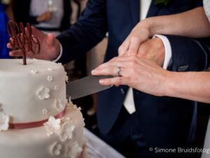 elegante-bruidstaart-met-witte-bloemen