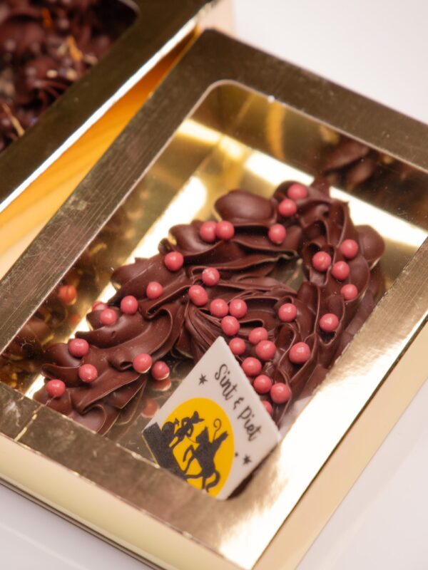chocolade-letters-sint-en-piet-in-goud-doos